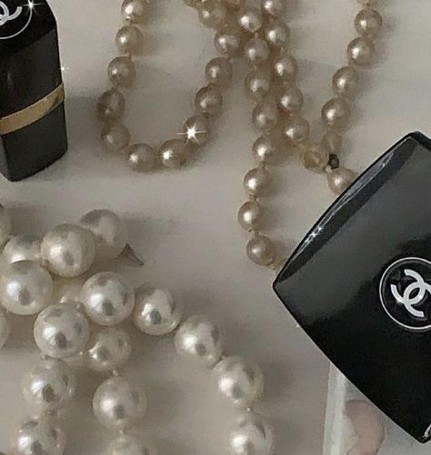 chanel pearls cosmetics make up aesthetic it girl that girl lifestyle old money Vanessa Abrams, Chanel Oberlin, Chanel Aesthetic, Gossip Girl Aesthetic, Jenny Humphrey, Nate Archibald, Money Icons, Money Girl, Butterfly Girl