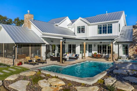 18 Magnificent Farmhouse Swimming Pool Designs You Will Fall In Love With Farmhouse Swimming Pool, Farmhouse Pool Ideas, Farmhouse Pool House, Backyard Pool House, Barn Pool, Farmhouse Backyard, Rectangle Pool, Dream Backyard Pool, City Farmhouse