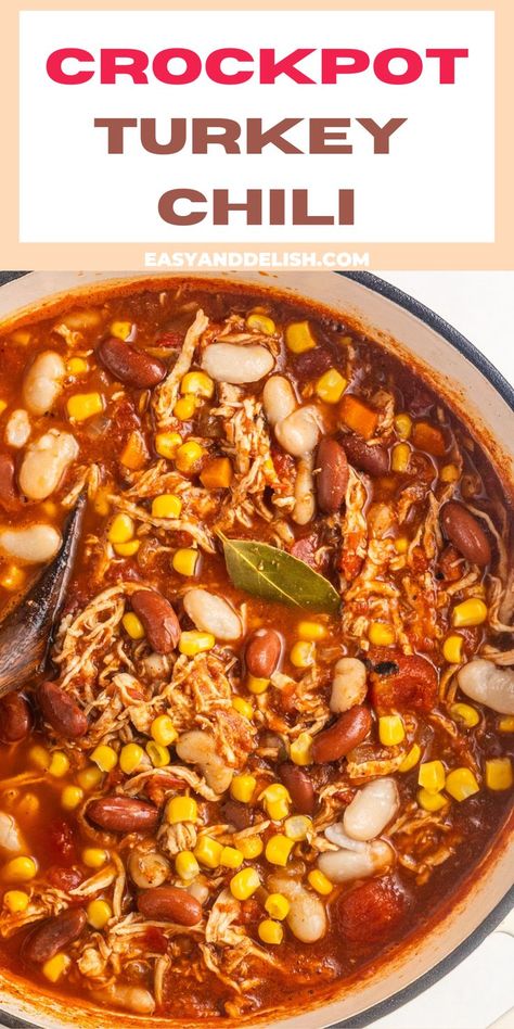 This Crockpot turkey chili is one of those hearty and delicious dump crockpot meals that are quick and simple to prepare. Your family will love it! It also great for meal prepping! Dump Crockpot Meals, Turkey In The Crockpot, Dump Crockpot, Crockpot Turkey Chili, Healthy Turkey Chili, Easy Turkey Chili, Turkey Chili Crockpot, Turkey Chili Healthy, Quick Pasta Recipes