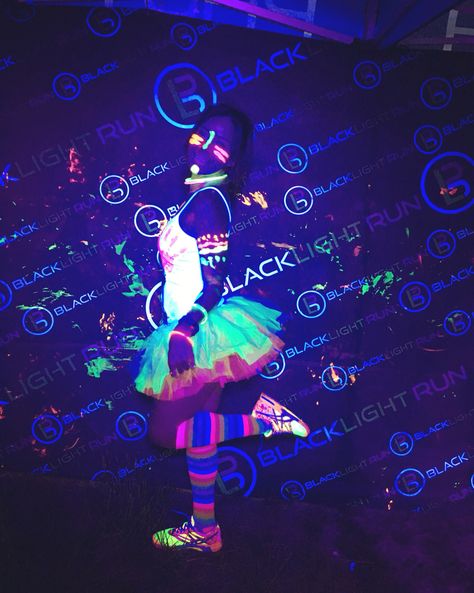 Blacklight party outfit                                                                                                                                                                                 More Blacklight Party Outfit, Rave Party Theme, Pep Rally Themes, Glow Party Outfit, Outfit Ideas Goth, Glow Outfits, Neon Lips, Glow In Dark Party, Neon Birthday Party