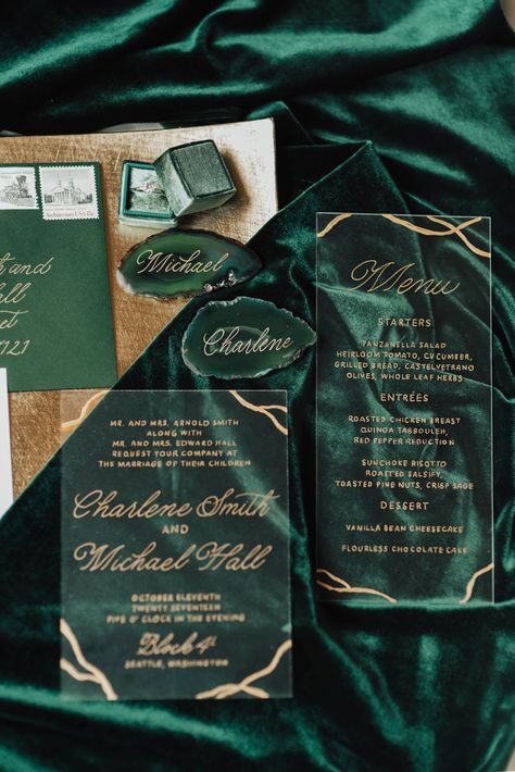 Slytherin Wedding, Emerald Wedding Colors, Emerald Green Wedding Theme, Cer Nocturn, Dark Green Wedding, Fall Wedding Color Palette, Gold Wedding Inspiration, Green Themed Wedding, Emerald Green Weddings