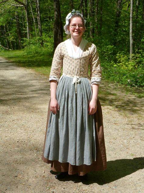 18th Century Working Woman, 1760s Fashion, Colonial Clothing, 1820s Fashion, Beauty And The Beast Costume, Colonial Dress, Fashion Timeline, 18th Century Dress, 18th Century Costume