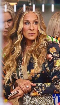 Ajlt Carrie, Sarah Jessica Parker Hair 2023, Sarah Jessica Parker Makeup, Carrie Bradshaw Hair Color, Carrie Bradshaw Makeup, Sara Jessica Parker Hair, Sarah Jessica Parker Hair Color, Sjp Hair, Sarah Jessica Parker Hair