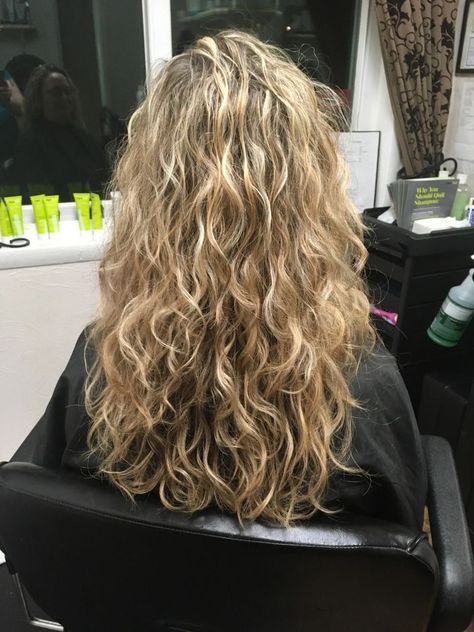 Layers In Wavy Curly Hair, Blonde Curly Hair Styles Naturally, Summer Haircuts Curly Hair, Layered Curly Blonde Hair, Loose Perm Blonde Hair, Wavy Curly Blonde Hair, Wavy Hair Blonde Highlights, Curly Long Layers, Women Perm