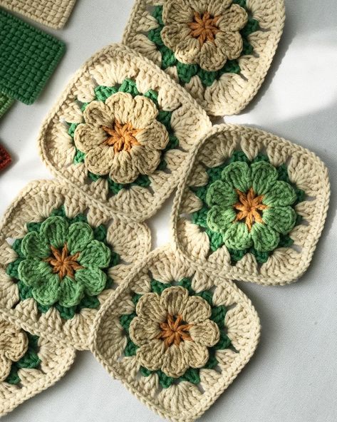 🌱Making floating flower granny squares. I have found a way to prevent the petals from curling. 💪 #shanpocrochet #moclen #crochet #crochetbag #tuimoclen Monstera Crochet Granny Square, Flower Crochet Pattern Square, Hibiscus Granny Square, Plant Granny Square Crochet, Cottagecore Granny Squares, Autumn Granny Squares, Crochet Flower Squares Pattern Free, Easy Flower Granny Square, Things To Make With Granny Squares