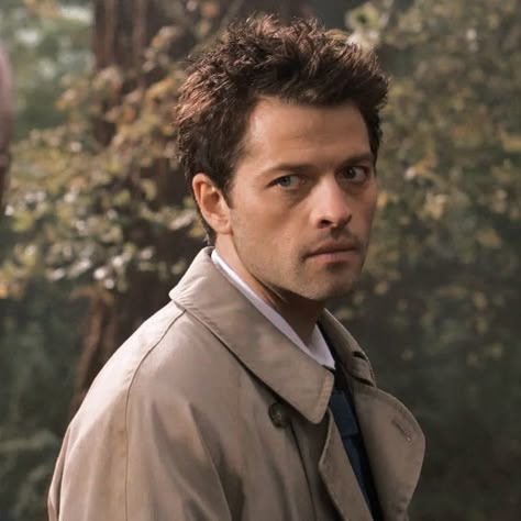 Cas Supernatural, Castiel Supernatural, Coquette Bow, Meme Funny, Castiel, Supernatural, A Man, Funny