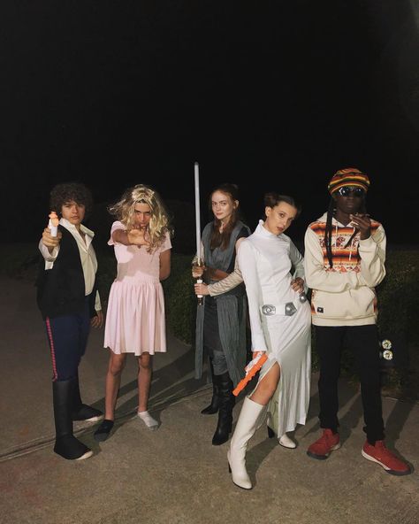 The Stranger Things Kids Are Turning Us Upside Down With Their Halloween Costumes Netflix Stranger Things, Celebrity Costumes, Stranger Things Quote, Stranger Danger, Stranger Things Kids, Celebrity Halloween Costumes, Stranger Things Actors, Photographie Portrait Inspiration, Stranger Things Art