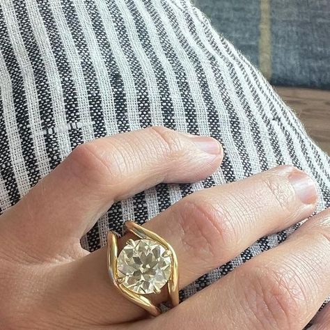 Dont Worry Darling Engagement Ring, Brent Neale Engagement Ring, Arielle Ratner Ring, Arielle Ratner Engagement Ring, Chunky Engagement Rings, Rockstar Couple, Arielle Ratner, Gold Band Engagement Rings, Walking Out