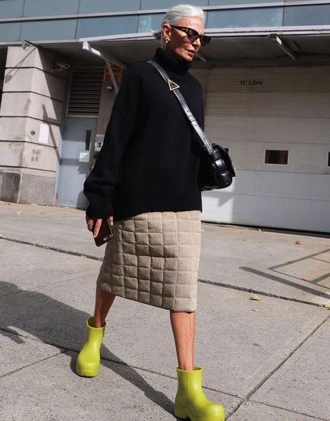 Bottega Veneta Puddle Boots, Puddle Boots, Grece Ghanem, Rain Boot Outfit, Milan Street Style, Ankle Rain Boots, Gardening Outfit, Fashion Trends Winter, Advanced Style