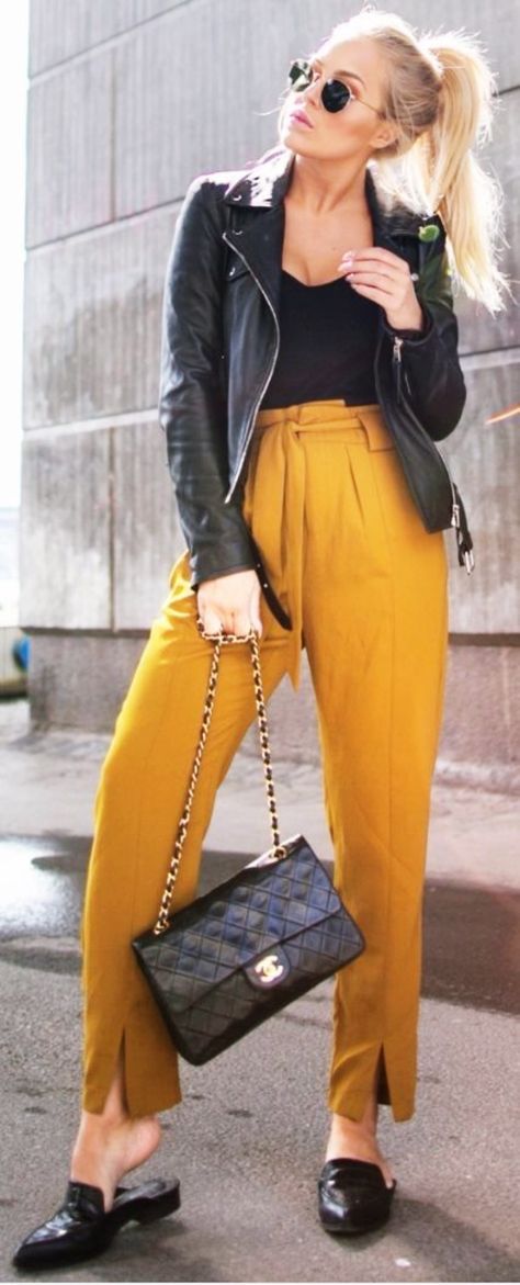 Mustard Yellow Pants Outfit Fall, Yellow Pants Fall Outfit, Yellow High Waisted Pants Outfit, Fall Yellow Pants Outfit, Black And Yellow Outfit Casual, Yellow Mustard Pants Outfit, Yellow Pants Outfit Winter, Styling Mustard Pants, Mustard Pants Outfit Winter