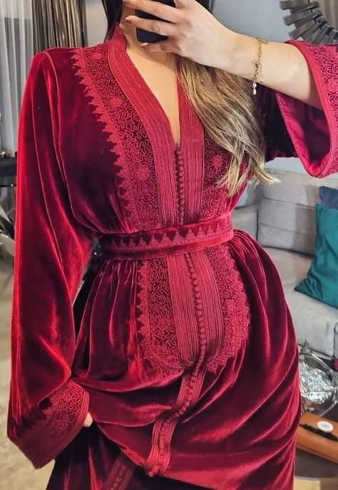 Moroccan Outfit, Stunning Dresses Gowns, Moroccan Clothes, Orientation Outfit, Caftan Simple, Morrocan Fashion, Moroccan Kaftan Dress, Moroccan Clothing, Kaftan Designs