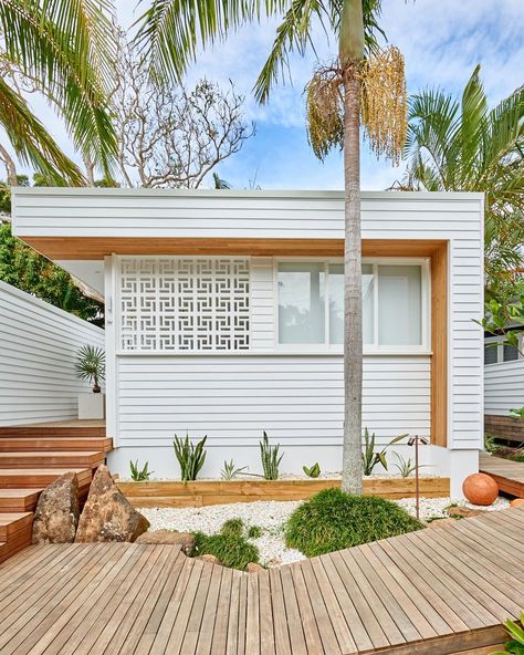 Beach Shack Exterior, Back Porch Designs, Small House Exteriors, Palm Springs House, Mid Century Exterior, Beach House Exterior, Beach Shack, Australian Architecture, Exterior Cladding