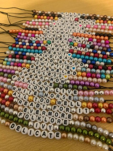 Taylor Swift Birthday Party Ideas, Taylor Swift Party, Taylor Swift Birthday, Taylor Swift Tour Outfits, Friendship Bracelets With Beads, Friendship Bracelets Designs, Swift Tour, Estilo Taylor Swift, Taylor Swift Outfits