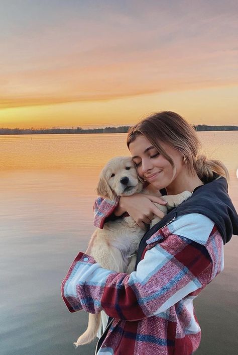 Photo Shoot With Puppy, Puppy Beach Photoshoot, Pics With Puppy, Puppy Photo Shoot Ideas, New Puppy Pictures Ideas, Instagram Picture Ideas With Dog, Poses With Dogs Instagram, Mom And Dog Photoshoot, New Puppy Photoshoot