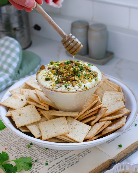 My favorite high protein appetizer that is super easy to make in the blender, and ready in just 10 minutes! Feta Dip With Honey, Whipped Feta Dip With Honey, Football Appetizers Easy, Honey Pistachio, Whipped Feta Dip, Brie Puff Pastry, Sweet Potatoe Bites, Spicy Cauliflower, Pastry Appetizer