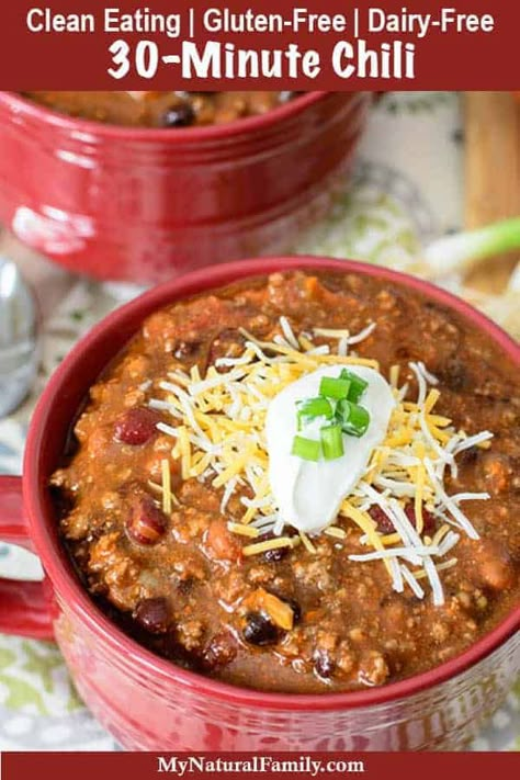 I love how easy it is to throw this quick, easy chili from scratch together. You literally just dump in a bunch of cans of food and add some seasoning. My kids love this Clean Eating chili! 30 Minute Chili Recipes, 30 Minute Chili, Gluten Free Chili Recipe, Easy Homemade Chili Recipe, Clean Eating Chili, Easy Homemade Chili, Navajo Tacos, Clean Eating Soup Recipes, Quick Clean Eating