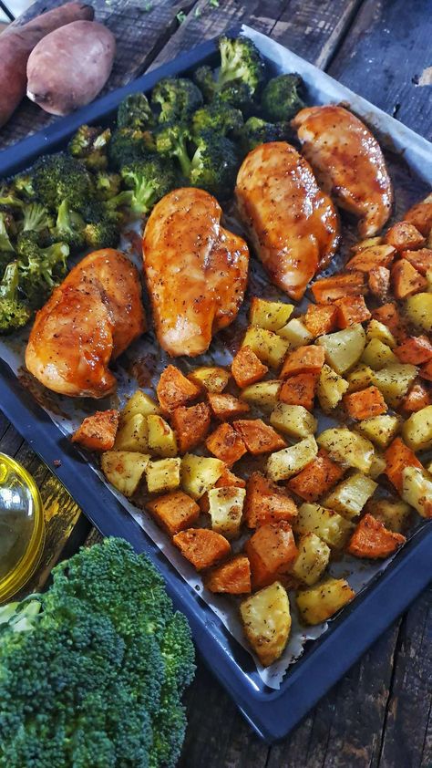 This Sheet Pan BBQ Chicken and Roasted Veggies is a great idea for an easy quick dinner. Sheet Pan Bbq Chicken, Pan Bbq Chicken, Pan Chicken Breast, Easy Quick Dinner, Bbq Chicken Wings Recipe, Potatoes And Broccoli, Bbq Chicken Breast, Sheet Pan Dinners Chicken, Honey Bbq Sauce