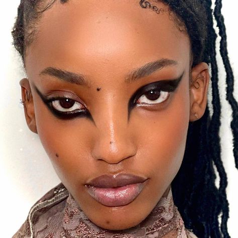 Graphic Liner Editorial, Graphic Eye Looks, Angular Makeup, Asymmetrical Eyeliner, Aoife Cullen, Asymmetrical Makeup, Makeup Inspo Creative, Asymmetrical Face, Graphic Liner Looks