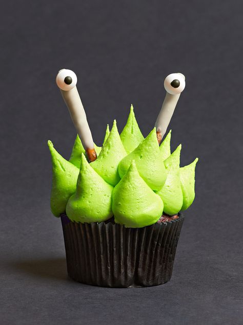 Halloween Food Cupcakes, Creepy Halloween Food, Spooky Halloween Food, Monster Cupcakes, Fun Halloween Food, Easy Halloween Food, Halloween Food Treats, Cupcake Decorations, Halloween Baking