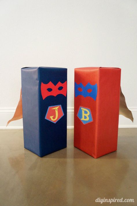 Cute Superhero Gift Wrapping with Paper Cape for twins! Spider Man Wrapping Ideas, Spiderman Wrapping Ideas, Superhero Gift Wrapping Ideas, Superhero Gift Ideas, Superhero Gift Bags, Superhero Teacher Appreciation, Cute Superhero, Gift Wrapping Diy, Superhero Mask