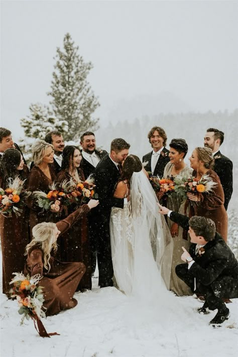 Winter Wedding Pictures Bridal Party, Winter Wedding Outside Photos, Winter Wedding Night Photography, Fun Winter Wedding Ideas, Bridal Party Winter Wedding, Rustic Winter Wedding Dress, Winter Wood Wedding, Snow Bridesmaid Dresses, Winter Intimate Wedding