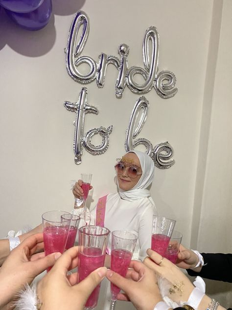 Bride To Be Party Pozları, Bride To Be Shoot, Bride To Be Decoration Ideas Indian, Bride Partisi, Bride To Be Photoshoot With Friends, Bride To Be Photoshoot, Bride To Be Outfit, Bride To Be Decoration Ideas, Simple Bridal Shower Decorations