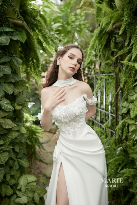 Marie Bridal - 𝐌𝐀𝐑𝐈𝐄'𝐒 𝐌𝐈𝐍𝐈 𝐂𝐎𝐋𝐋𝐄𝐂𝐓𝐈𝐎𝐍 - "𝐈𝐍𝐓𝐎 𝐓𝐇𝐄 𝐆𝐀𝐑𝐃𝐄𝐍"... | Facebook Weddding Dress, Vogue Photoshoot, Mini Collection, Best Poses For Pictures, Minimal Wedding, Classic Wedding Dress, Fashionista Clothes, Short Wedding Dress, Beautiful Wedding Dresses