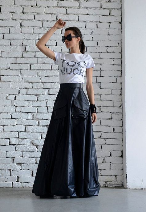 97d0145823aeb8ed80617be62e08bdccdesc46951580ri Black And White Long Skirt Outfit, Maxi Black Skirt Outfit, A Line Maxi Skirt, Balloon Type, Skirt Styling, Long Cotton Skirt, Midi Skirts Style, Rok Outfit, Black Skirt Outfits