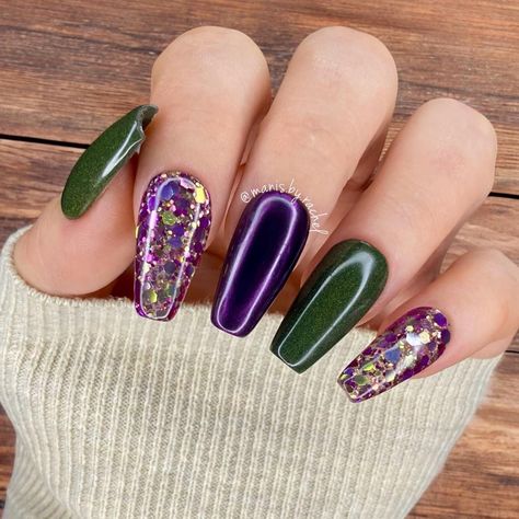 Gorgeous mani features our fall solid, Moss green as well as Crocus, a gorgeous fall purple/green color shift chunky glitter mix. This mani also features Deep Purple chrome powder.  This will come in a small sample size container, about half full.  The gel method and a UV lamp is needed for chrome.  Dip powders in this listing are .25 oz jars. Our Sizing  5-7 manis  .25 oz (filled by weight) The number of manis will depend on how many layers of dip you like.  We like 2 layers of dip for solids and most glitters.  Some glitters look great with just one dip.  All of our swatches have been dipped twice.   We add a layer of our Krystal clear dip on top of all glitters and foils. We suggest pouring dip into a cupcake liner, giving it a good mix and then giving it a little shake to bring any gli Purple And Green Marble Nails, Viridian Green Nails, Purple Green Black Nails, Green And Purple Nails Ideas, Deep Green Nails Designs, Lavender And Green Nails, Dark Purple And Gold Nails, Purple And Green Nails Design, Green Purple Nails