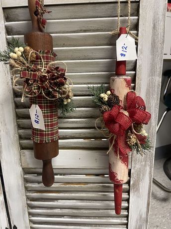 Country Christmas Kitchen Ideas, Old Sifter Ideas, Christmas Rolling Pin Decor, Primitive Christmas Crafts To Make, Rolling Pin Display Ideas, Primitive Crafts Diy, Christmas Rolling Pins, Rolling Pin Display, Rustic Christmas Crafts