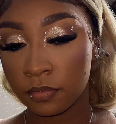 Gold Hoco Makeup Looks, Gold Makeup With Gems, Gold Rhinestone Makeup, Prom Makeup Gold, Gold Prom Makeup, Gold Dress Makeup, Bday Makeup, Hoco Makeup Looks, Gem Makeup