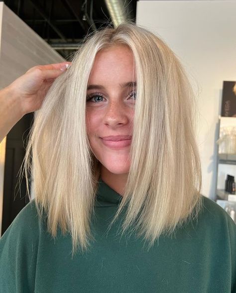 abby woolston || draper utah hairstylist on Instagram: "Obsessed with this transformation ❤️‍🔥You can never go wrong with a short blonde!!! • • #shortblondehair #blondehair #blondetransformation #blondehighlights #babylights #highlightsandbabylights #moneypiece #brightblonde #blondeinspo #hairinspo #utahhairstylist #utahhair #utahblonde #draperhair #draperhairstylist #draperblonde #draperhairsalon #shorthaircut #hairtransformation" All Over Blonde Hair Color Bleach, Blonde Short Fine Hair, Blonde One Length Hair, Flat Blonde Hair, Blonde Hair Color Ideas Mid Length, Short Winter Blonde Hair, Short Beachy Blonde Hair, Blonde Short Hair Round Face, Short Old Money Blonde Hair