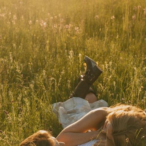 OREGON ELOPEMENT PHOTOGRAPHER + VIDEOGRAPHER || EMILY + STEPHEN on Instagram: "a sunrise love story 🌅  #sunrisecouplessession #oregoncouplesphotographer #pnwcouplephotographer #portlandcouplesphotographer #dreamycouplessession #anniversaryphotoshoot #cinematicphotographer #storytellingphotographer #storytellingphotography" Country Romance Aesthetic, Notebook Photoshoot, Cowboy Couple, Tru Love, Country Romance, Beach Romance, Oregon Elopement, This Kind Of Love, Anniversary Photoshoot