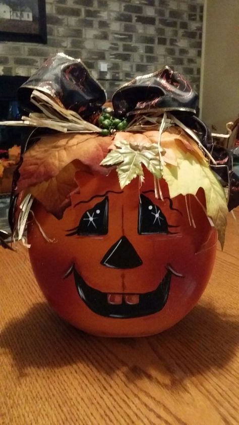 Painted Faces On Pumpkins, Tide Pods Container, Pumkin Decoration, Tide Pods, Halloween Pumpkins Painted, Painted Gourds, Fall Halloween Crafts, Fall Art, Halloween Painting