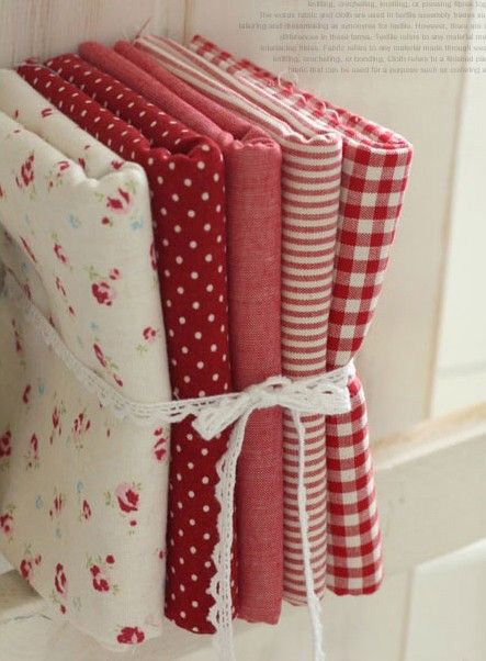 ✦ Jυηɛαřd Sʈɛvɛℓαηα ✦ ♡❤ Christmas Pattern Fabric, Red And White Quilts, Red Cottage, Beautiful Fabrics, Fabric Red, Christmas Napkins, Pretty Fabric, Red Gingham, White Quilt