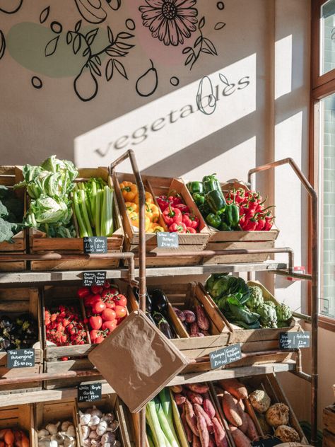 Grocery Store Vegetable Display, Produce Displays Market Stands, Fruit Stand Ideas, Fruit Market Design, Local Food Shop, Vegetables Market, Vegetable Display, Fresh Food Market, Farmers Market Stand