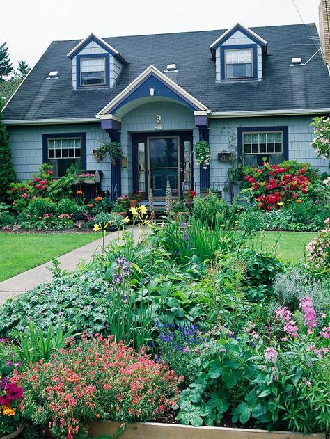 A street-side front yard flower garden adds a pocket of color and breaks up a large expanse of front lawn, creating lots of interest in just a small amount of space: http://www.bhg.com/gardening/landscaping-projects/landscape-basics/front-yard-flower-power/?socsrc=bhgpin032214reduceyourturf&page=15 Cottage Front Yard, Garden Escape, Garden Wallpaper, Casas Coloniales, Homestead Survival, Front Yard Garden, Garden Layout, Landscape Projects, Garden Cottage