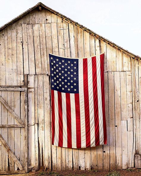 Ralph Lauren Home on Instagram: “Remembering our heroes this Memorial Day.” July Wallpaper Iphone, Summer In America, Ranch Party, Old American Flag, Spring Iphone Wallpaper Aesthetic, 4th Of July Wallpaper, July Wallpaper, Iphone Background Quote, Spring Iphone Wallpaper