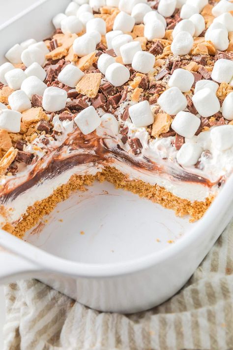 S'mores Lush Cake in a baking dish Smores Pudding Pie, Smores Dirt Cake, Smores Casserole Recipes, No Bake Smores Dessert, S’mores Casserole Recipe, Smores Pudding Dessert, Smores Fluff, S’mores Themed Desserts, S’mores Dessert