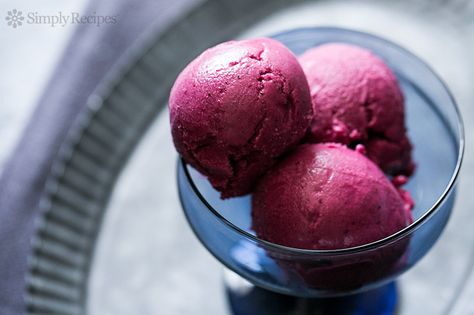 Homemade Frozen Yogurt Recipes, Blueberry Frozen Yogurt, Frozen Yogurt Blueberries, Homemade Frozen Yogurt, Frozen Yogurt Recipes, Yogurt Ice Cream, Blueberry Lemonade, Holiday Favorite Recipes, Easy Blueberry