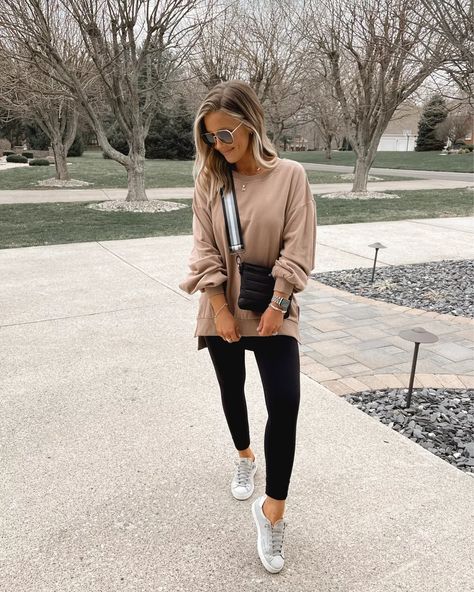 Sweatshirt Chic Outfit, Crewneck Sweatshirt Outfit Winter, Tan Sweatshirt Outfit, Oversize Crewneck Outfit, Oversized Sweatshirt Outfit Leggings, Loose Sweatshirt Outfit, Cream Sweatshirt Outfit, Beige Sweatshirt Outfit, Oversize Sweatshirt Outfit