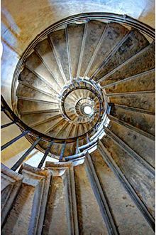 Leonardo da Vinci’s double helix 'DNA Staircase inside the Château de Chambord, France Spirals In Nature, Staircase Art, Stair Art, Circular Stairs, Stairways To Heaven, Spiral Stair, Stair Cases, Upstairs Downstairs, Building Stairs