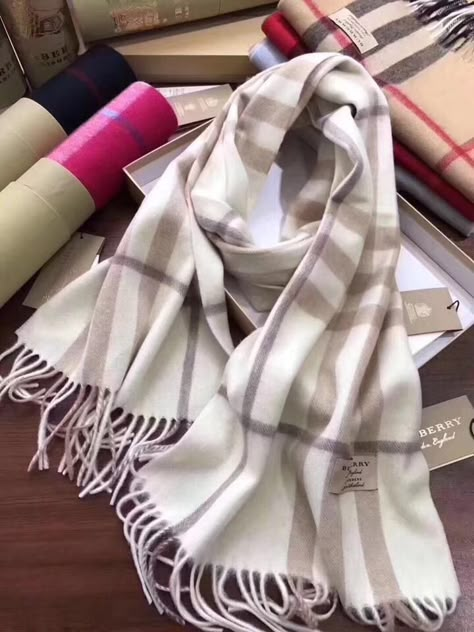 Muffler For Women Winter, Muffler Aesthetic, Aesthetic Muffler, Muffler Style Women, Bufandas Aesthetic, Aesthetic Scarf, Winter Muffler, Winter Scarf Fashion, Cold Fashion