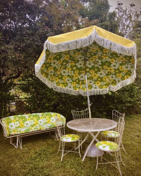 From the weird secondhand finds facebook page Eclectic Patio Design, Retro Patio Furniture, Vintage Patio Furniture, Mid Century Outdoor, Vintage Patio, Dream Interior, Tangerine Dream, Outdoor Patio Set, Adrian Pearsall