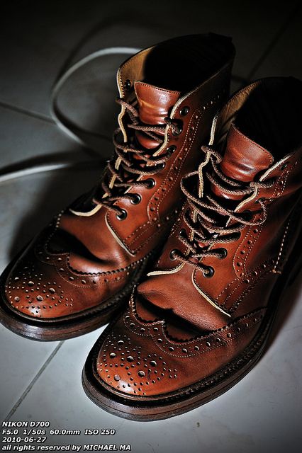 Trickers Stow - color Marron Antique Trickers Shoes, Wingtip Boots, Mens Fashion Photography, Fashion Footwear, Work Boot, Tips And Advice, Gentleman Style, Boots And Sneakers, Mens Fashion Shoes