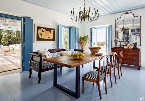 5 Creative Home Decorating Ideas for Summer Photos | Architectural Digest Blue And White Dining Room, Classic Chandelier, Greek Design, White Dining Room, Casa Vintage, Island Home, Best Dining, Dining Room Design, Tasmania