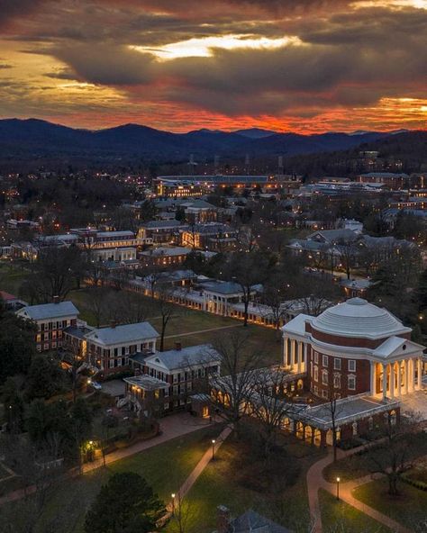 291 Likes, 2 Comments - UVA (@uva_updates) on Instagram: “Who is excited 🔥🔥 #uva2024” Campus Aesthetic, Law School Life, Future School, Virginia Travel, Dream College, Dream School, Wake Forest, University Of Virginia, Anime Book