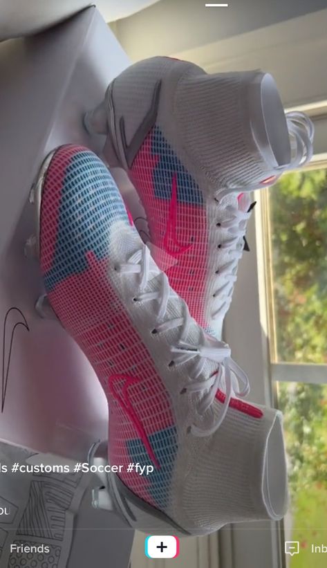 Aesthetic Soccer Cleats, Cute Soccer Cleats Nike, Preppy Soccer Cleats, Cleats Aesthetic, Football Boots Aesthetic, Soccer Cleats Aesthetic, Cute Soccer Cleats, Soccer Cleats Women, Pink Cleats