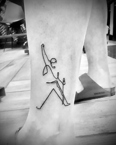 Freddie Mercury Freddy Mercury Tattoos, Queen Band Tattoo Ideas, The Queen Tattoo, Queen Tattoo Band, Freddie Mercury Aesthetic, Queen Tatoos Ideas Band, Freddie Tattoo, Freddie Mercury Silhouette Tattoo, Freddie Mercury Outline