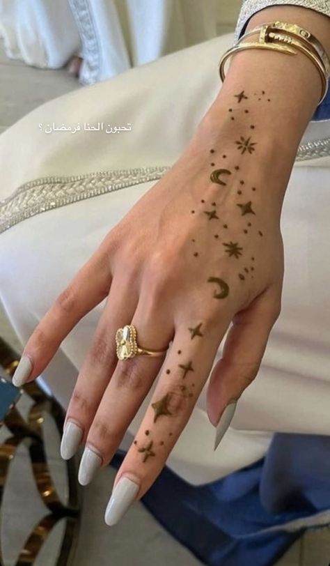 Coquette Mehndi Designs, Asthetic Henna Designs Hand, Small Cute Henna Designs, Cute Small Mehndi Designs, Coquette Henna Design, Cute Henna Tattoos Easy, Coquette Mehendi, Henna On Wrist, Simple Hand Henna Easy